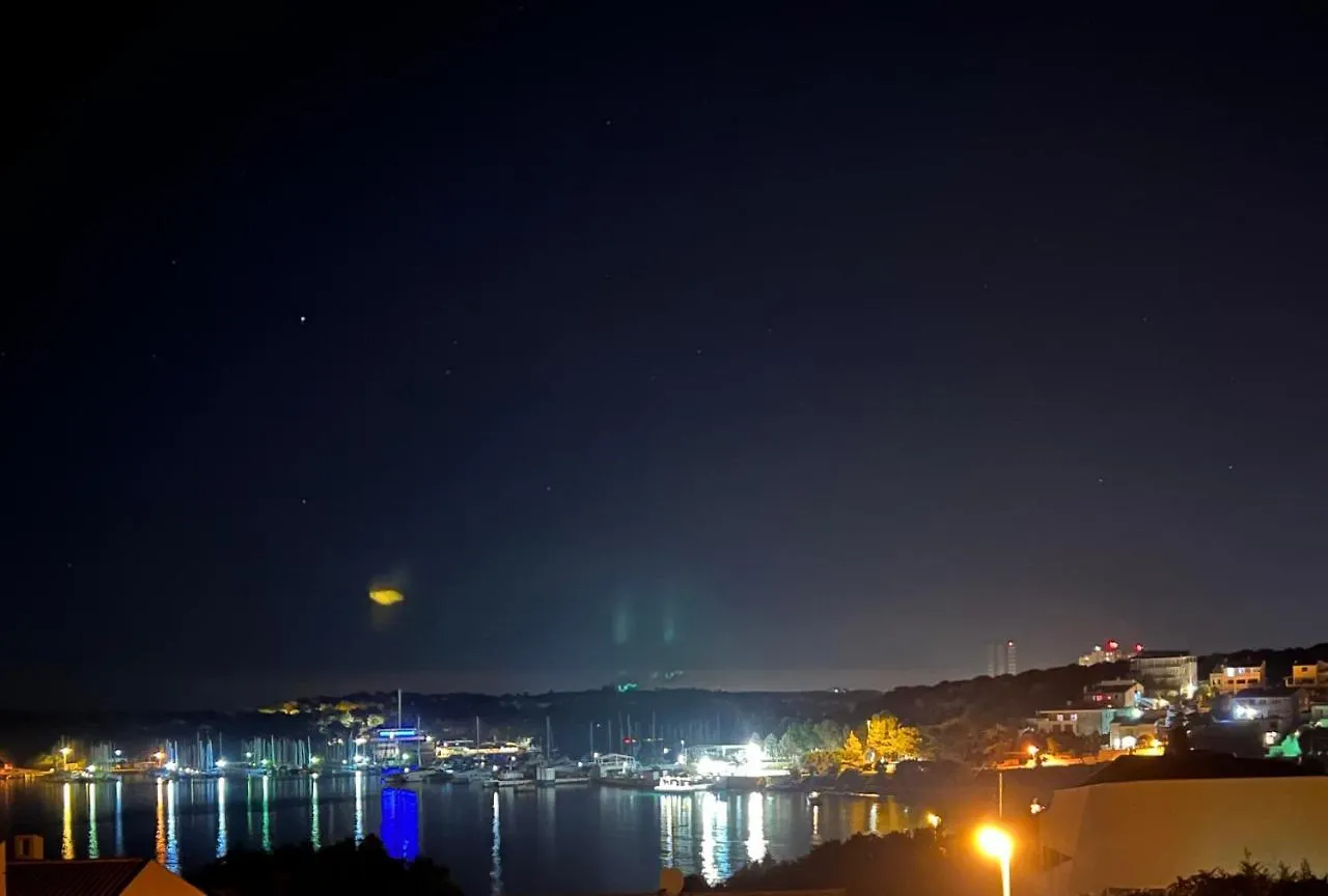 Apartments By The Sea Pula