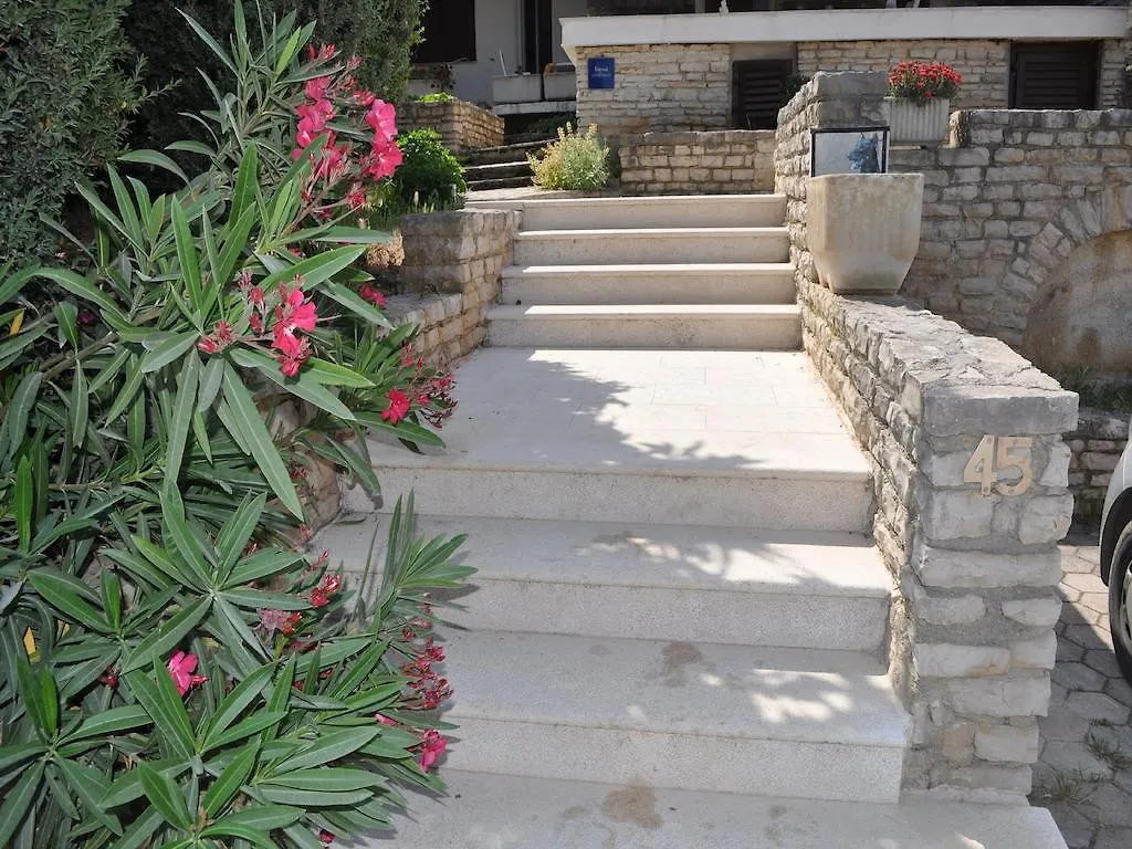 Apartments By The Sea Pula