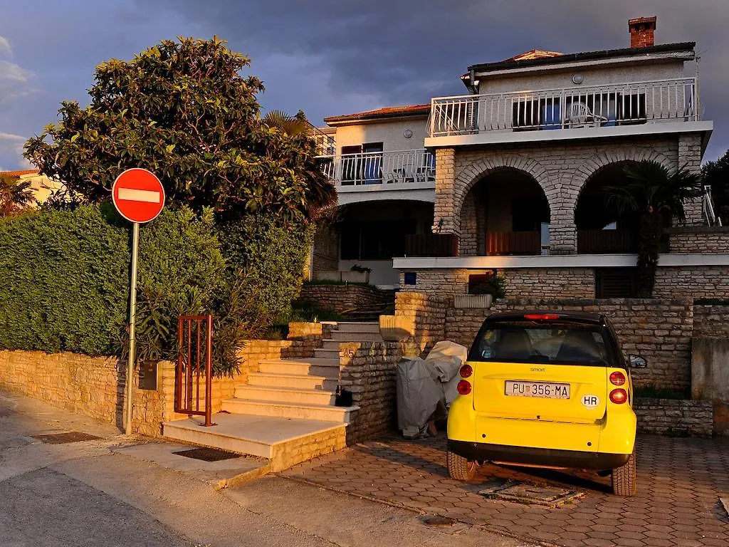 Apartments By The Sea Pula 0*,